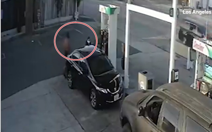 Video: Gã tài xế hành hung tàn bạo một phụ nữ tại trạm xăng ở Mỹ